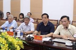 Nam phi công người Anh đã ngồi dậy được