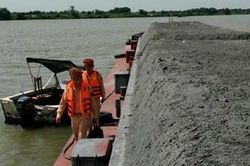 Khởi tố, bắt tạm giam 15 đối tượng 'cát tặc' trên sông Hồng