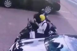 Hai tên cướp 'rình mồi', giật phăng chiếc ĐTDĐ của người dân