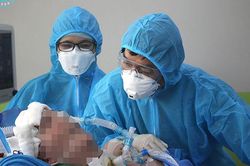 Phi công Anh có thể ngồi dậy, tự viết vào bảng và bấm nút điều chỉnh giường bệnh