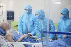 Sức khỏe phi công người Anh tiến triển thần kỳ, tay có thể bấm phím
