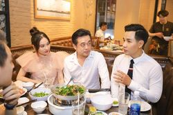 Dương Khắc Linh hộ tống vợ bầu Sara Lưu đến chúc mừng MC Nguyên Khang
