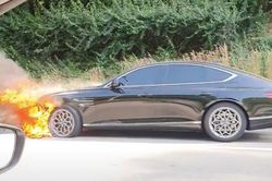 Chiếc Genesis G80 2021 đầu tiên bị bốc cháy, Hyundai vào cuộc điều tra