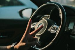 Buông 2 tay khỏi vô-lăng khi lái ôtô có nguy hiểm?