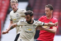 Premier League xôn xao vì gián điệp trước ngày trở lại