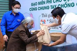 Hình ảnh ATM gạo mùa dịch vào đề thi học sinh giỏi Văn tại TP.HCM