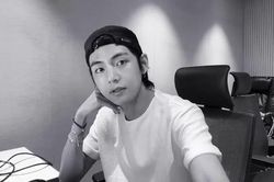 Fan háo hức với loạt chi tiết mới về mixtape do chính V BTS tiết lộ