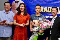 Bi hài với Quả bóng đồng futsal Việt Nam