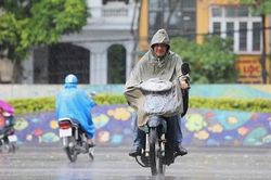 Hà Nội đón cơn mưa giải nhiệt sau những ngày nóng kỷ lục, nhiều tuyến đường bị ngập