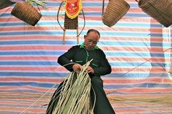 Giữ nghề đan lát truyền thống của đồng bào H'Mông