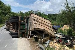 Điện Biên: Lật xe container trên Quốc lộ 279