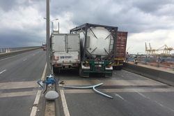 Ba vụ va chạm liên tiếp trên cầu Phú Mỹ, giao thông ùn ứ kéo dài