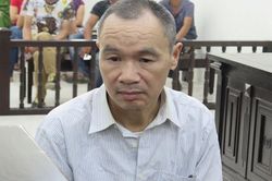 Người cha trèo tường vào nhà con trai để thực hiện hành vi tàn ác