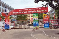 Học sinh lớp 4 bị bỏ quên trên xe ở Hà Nội