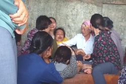 Mẹ kiệt sức gào khóc gọi con 5 tuổi tử vong trong rừng vắng