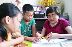 Cô giáo cao 1m30 và hành trình 20 năm dạy tiếng Anh cho học trò nghèo