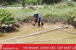 Nhà máy nước sạch 'đắp chiếu', hơn 2.000 người dân ở Can Lộc bơm nước từ ruộng, ao hồ về dùng