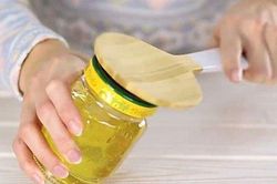 Cách mở nắp chai lọ trong tủ lạnh dễ như chia tay người yêu cũ