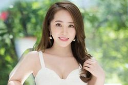 Quỳnh Nga mặc váy trắng muốt tôn vòng một, điệu đà như tiểu thư