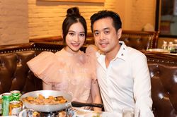 Dương Khắc Linh hộ tống vợ bầu Sara Lưu xinh đẹp đi ủng hộ MC Nguyên Khang