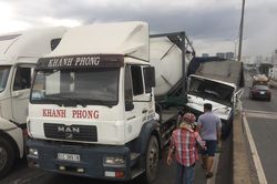 Ba vụ va chạm liên tiếp, cầu Phú Mỹ kẹt cứng
