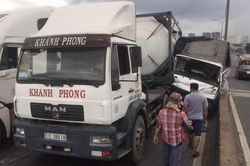 TPHCM: Liên tiếp 3 vụ va chạm trên cầu Phú Mỹ, giao thông ùn tắc kinh hoàng