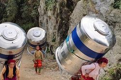 Hình ảnh phụ nữ Hà Giang gánh 'bồn nước 1.200 lít' vượt bao đèo dốc về nhà khiến CĐM trầm trồ xen lẫn thắc mắc