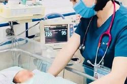 Nhân chứng kể lại khoảnh khắc cứu bé sơ sinh bị bỏ đói 3 ngày dưới hố ga giữa trời nóng 40 độ