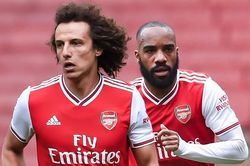 Lacazette và Luiz ham rê bóng khiến Arsenal thua đội hạng Nhất