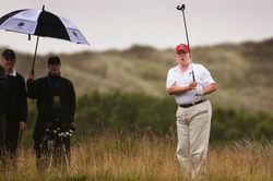 Sân golf của ông Trump hưởng hơn 1 triệu USD từ gói giải cứu Covid-19