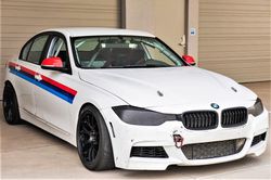 Khám phá BMW 3-Series phiên bản xe đua - không đèn, không ghế sau