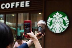 Doanh thu lao dốc, Starbucks tính đóng bớt 400 cửa hàng ở Mỹ