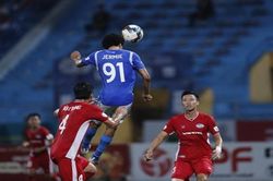 Jermie Lynch khuất phục bộ đôi Ngọc Hải và Tiến Dũng