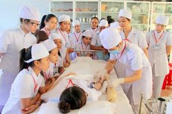 Sinh viên 'kêu trời' vì trường công thu học phí 'trên trời': Cần quy định trần học phí đối với trường công