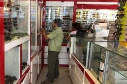 Kiểm tra 4 cửa hàng tiêu thụ kính tại Trà Vinh có dấu hiệu giả nhãn hiệu Chanel