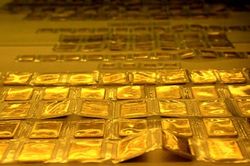 Giá vàng thế giới cao nhất trong 8 năm qua, USD giảm sâu