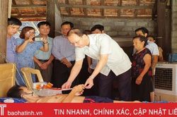 Mẹ đi làm ở Đài Loan, bố bị ung thư gan và máu, 2 đứa trẻ lâm vào cảnh khốn cùng