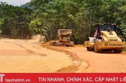Cầu xây xong từ 6 năm trước, đường dẫn lên cầu mới bắt đầu thi công