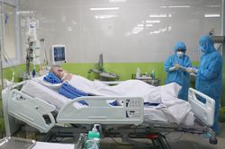 Bệnh nhân số 91 tỉnh táo hoàn toàn, đã có thể ngồi xe lăn phơi nắng