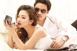 Đưa bồ nhí đi du lịch, tôi 'chết sững' khi nhìn thấy giữa bãi biển vợ đang ôm ấp nhân tình