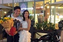 Cô gái gây 'sốt' mạng xã hội khi mang sổ đỏ, xe phân khối lớn đến cầu hôn bạn trai