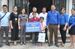 Hỗ trợ sửa chữa 'Ngôi nhà tình bạn' và 'Ngôi nhà khăn quàng đỏ'