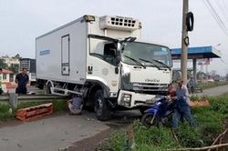 Xe tải va chạm trạm thu phí cao tốc, nhiều công nhân thoát chết