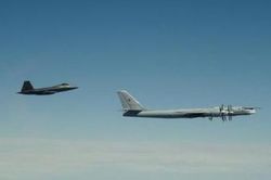 Nga triển khai 4 oanh tạc cơ Tu-95MS đến gần Mỹ, F-22 lập tức xuất hiện