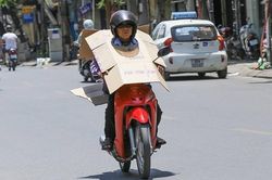 Vừa dứt 'mưa vàng', Hà Nội lại nóng như rang
