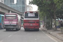 Xe khách đi tốc độ 'rùa bò' đại náo bến xe Mỹ Đình