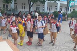 Mẹ cháu bé lớp 4 bị bỏ quên trên xe đưa đón: 'Tôi vẫn cho con đi học bằng xe thuê tư đó'