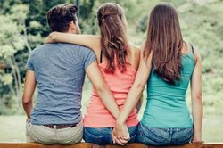 'Chuyện ba người' kết thúc không có hậu khi cô gái và bạn trai ẩu đả, bỏ mặc 'tiểu tam'