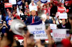Người tham dự mít tinh của TT Trump không được kiện nếu nhiễm Covid-19