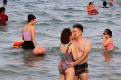Biển Nha Trang đông nghịt du khách tắm giải nhiệt